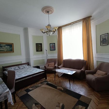 Старовинні Апартаменти У Центрі Міста Oezjhorod Buitenkant foto